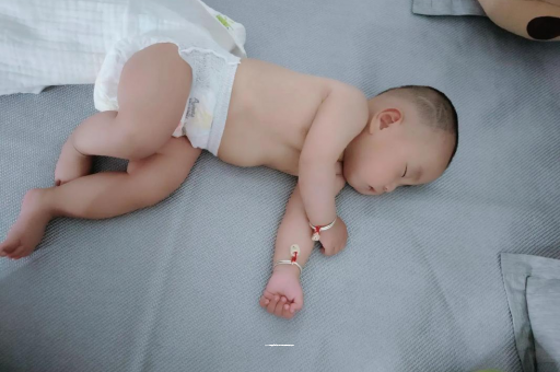 克孜勒苏宝宝拍嗝的正确方法